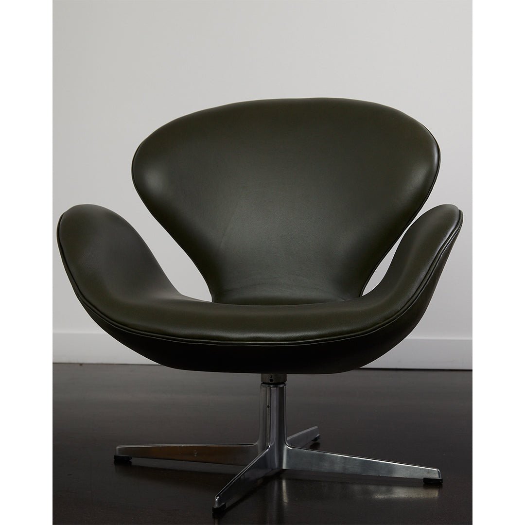 Early 'Swan' Chair Model No. 3320 by Arne Jacobsen