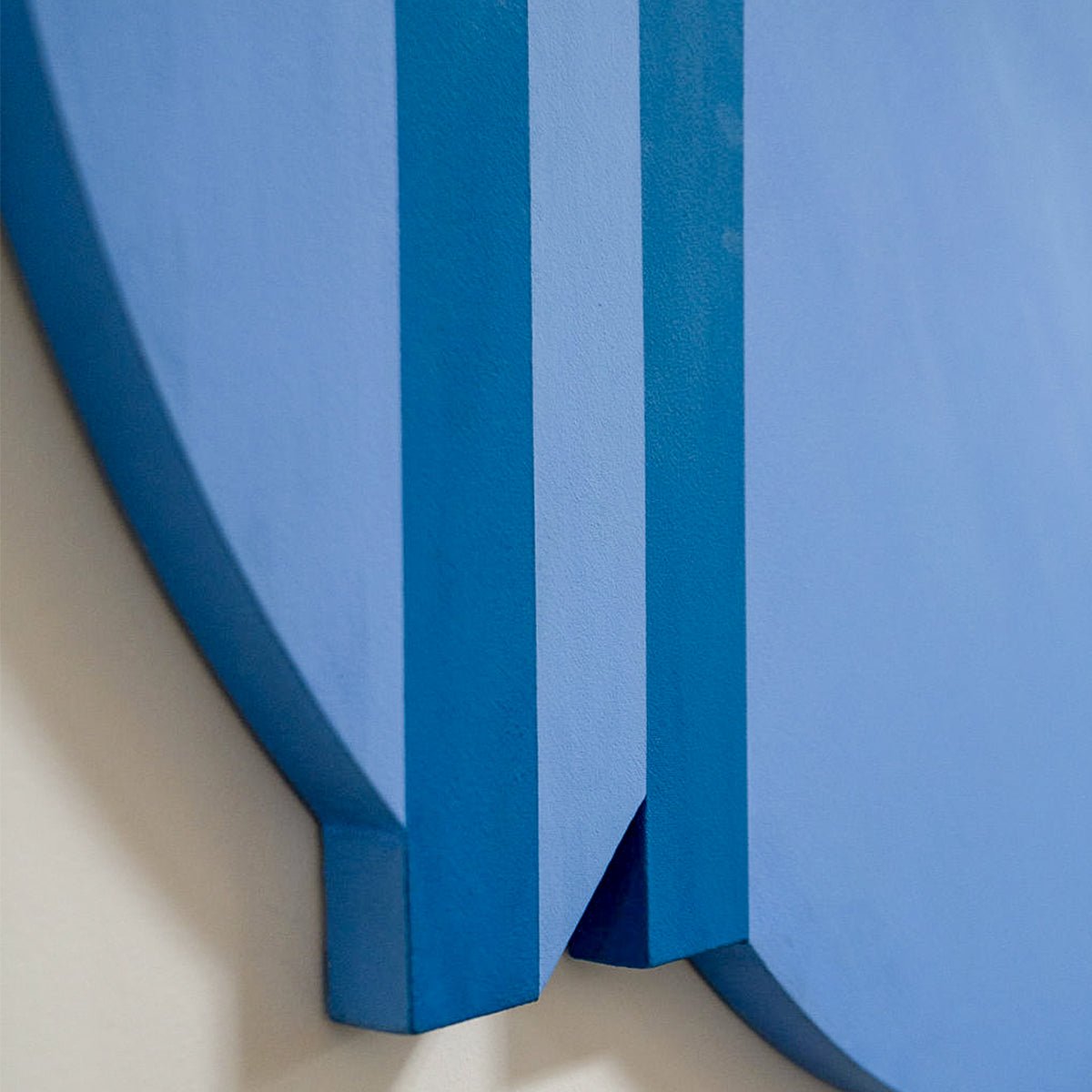 Closeup showing sharp edges mixed into the circular canvas.