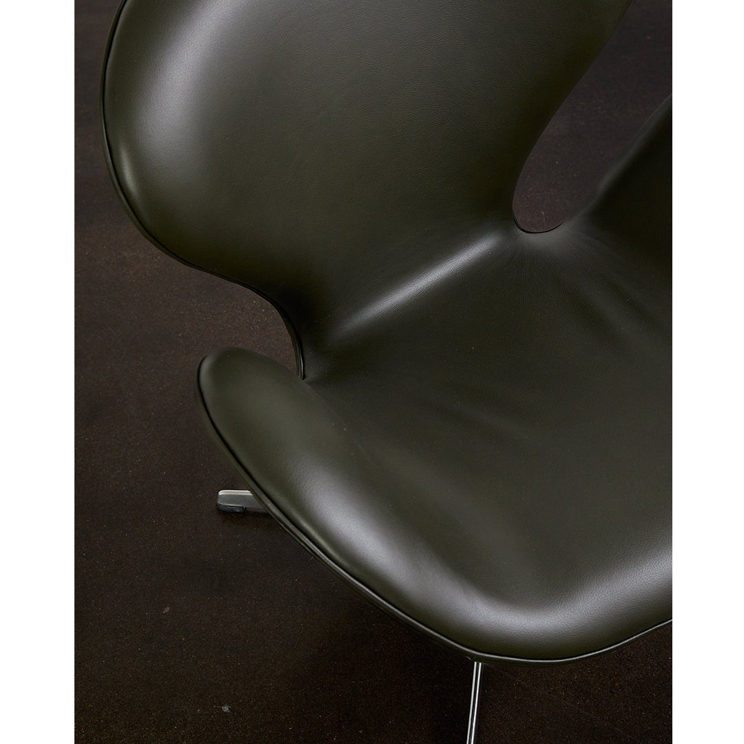 Early 'Swan' Chair Model No. 3320 by Arne Jacobsen