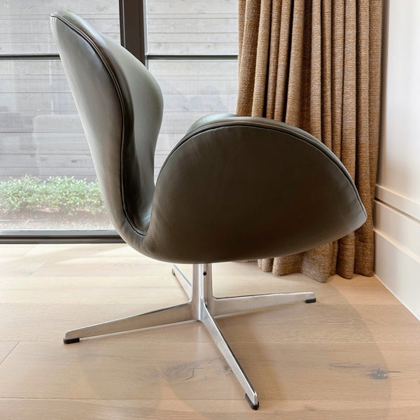 Early 'Swan' Chair Model No. 3320 by Arne Jacobsen