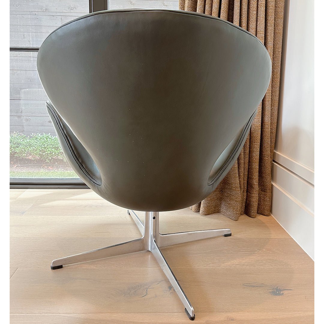 Early 'Swan' Chair Model No. 3320 by Arne Jacobsen