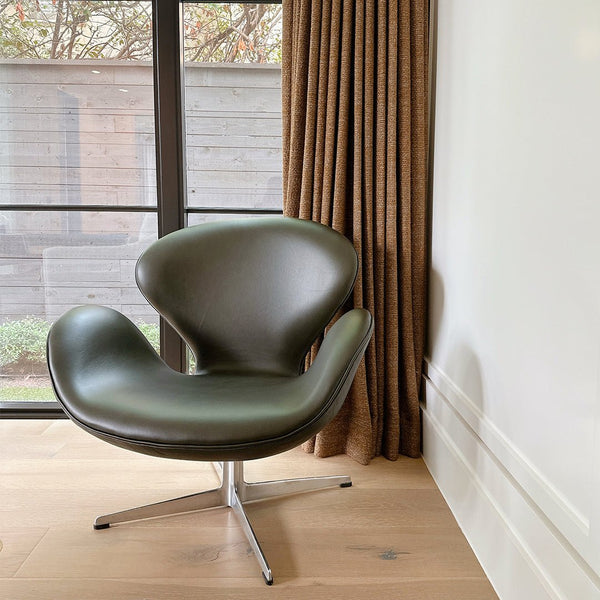 Early 'Swan' Chair Model No. 3320 by Arne Jacobsen